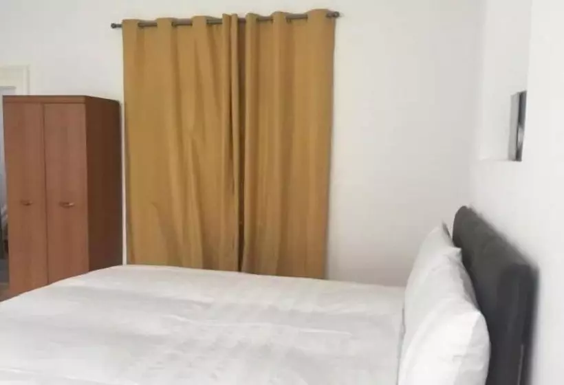 پانسیون 3 Luxury En Suite Bedrooms