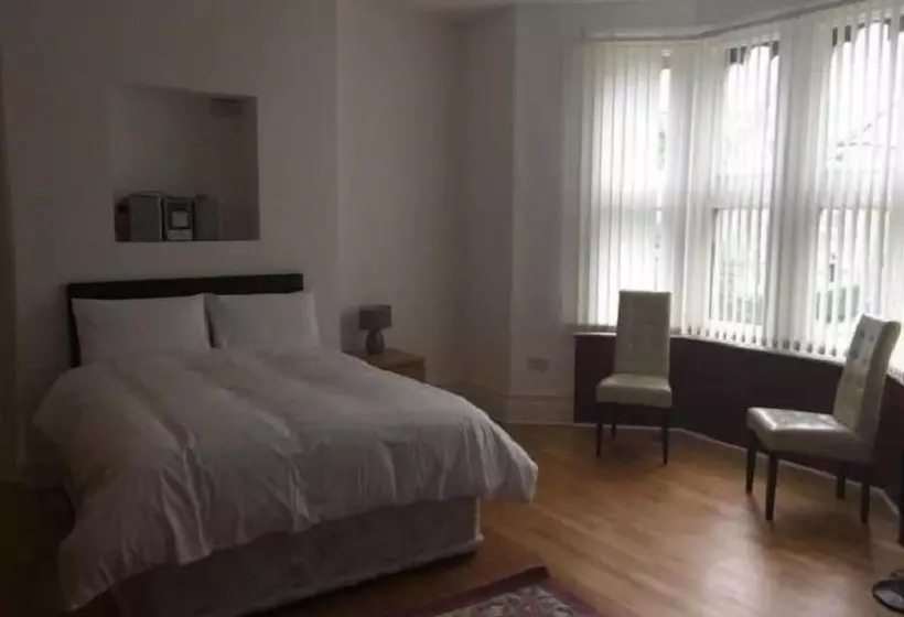 پانسیون 3 Luxury En Suite Bedrooms