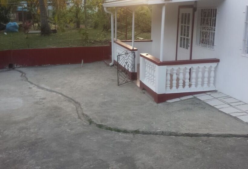 پانسیون Hillside Hideaway