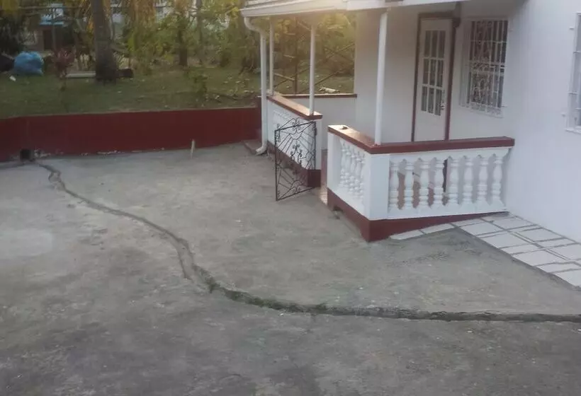 پانسیون Hillside Hideaway