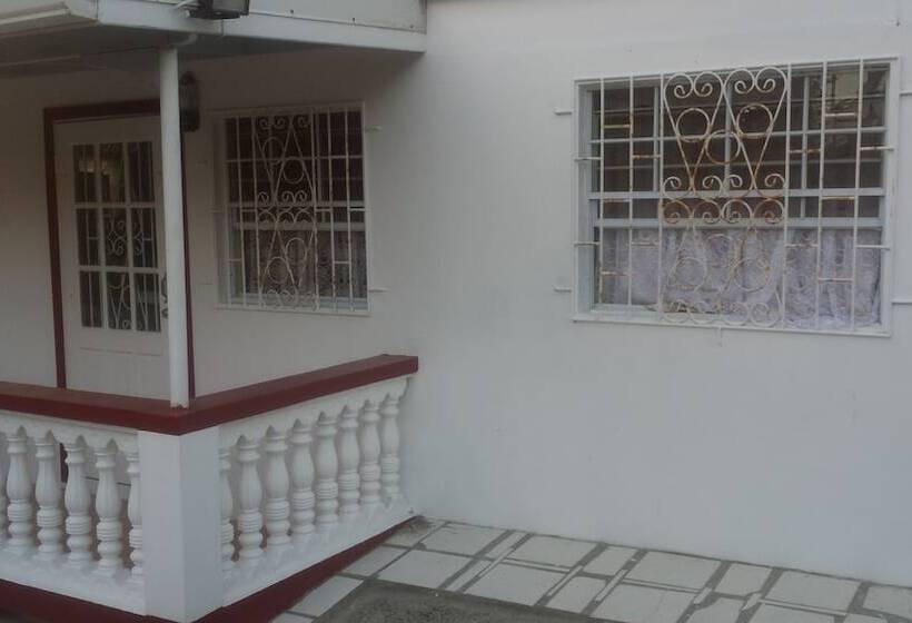 پانسیون Hillside Hideaway