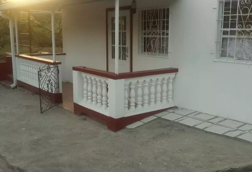 پانسیون Hillside Hideaway