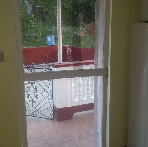 پانسیون Hillside Hideaway