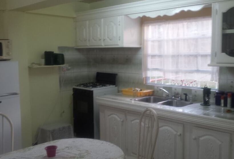 پانسیون Hillside Hideaway