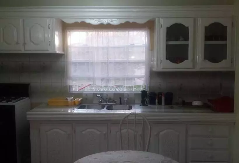 پانسیون Hillside Hideaway