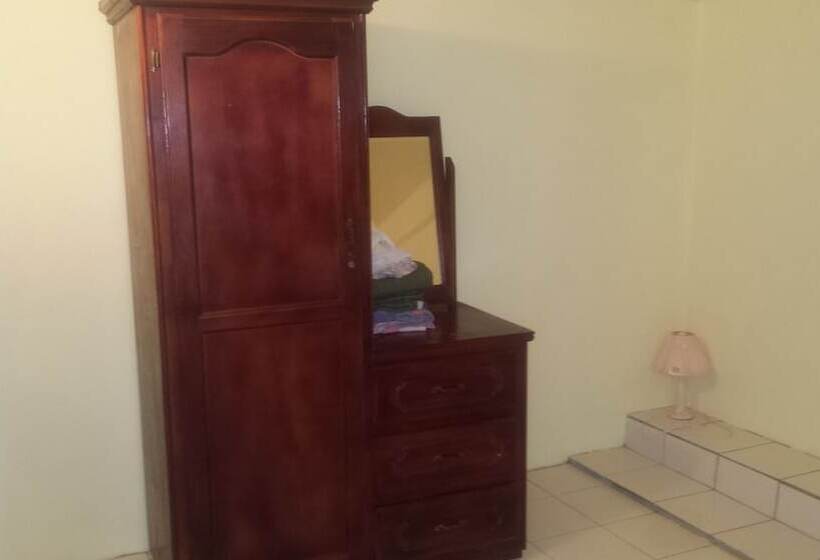 پانسیون Hillside Hideaway