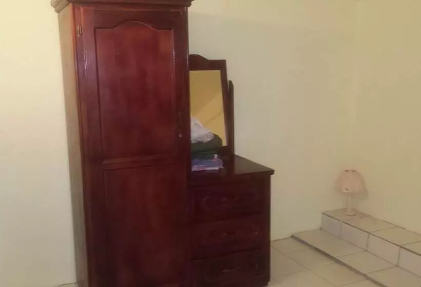 پانسیون Hillside Hideaway