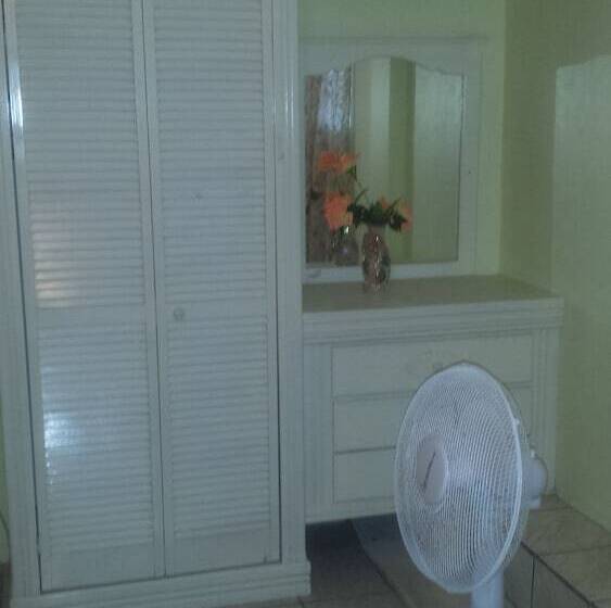 پانسیون Hillside Hideaway