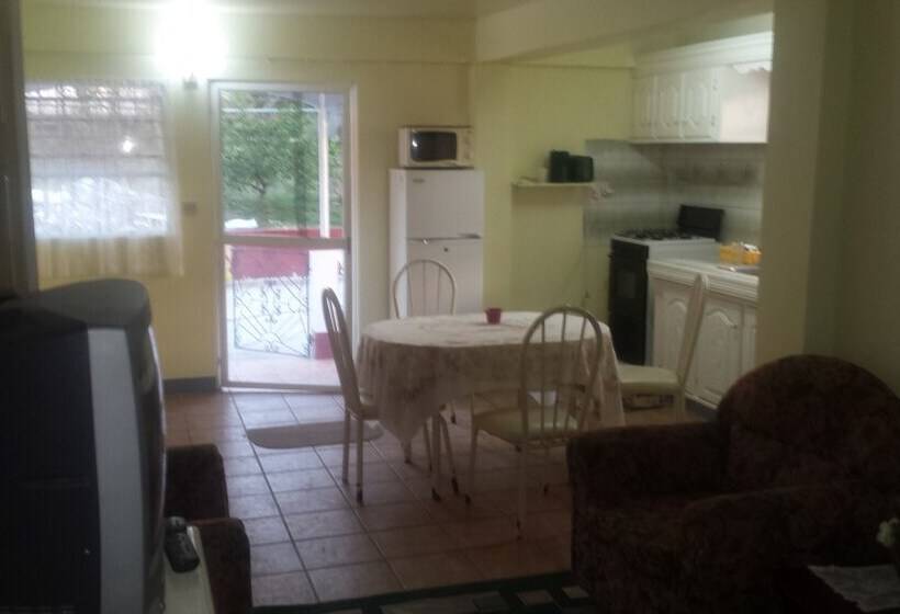 پانسیون Hillside Hideaway