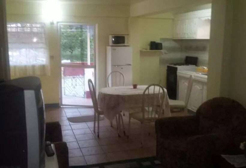 پانسیون Hillside Hideaway