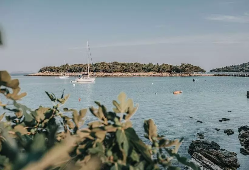 Hotelli Colentum Resort Murter