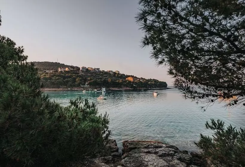 Hotelli Colentum Resort Murter