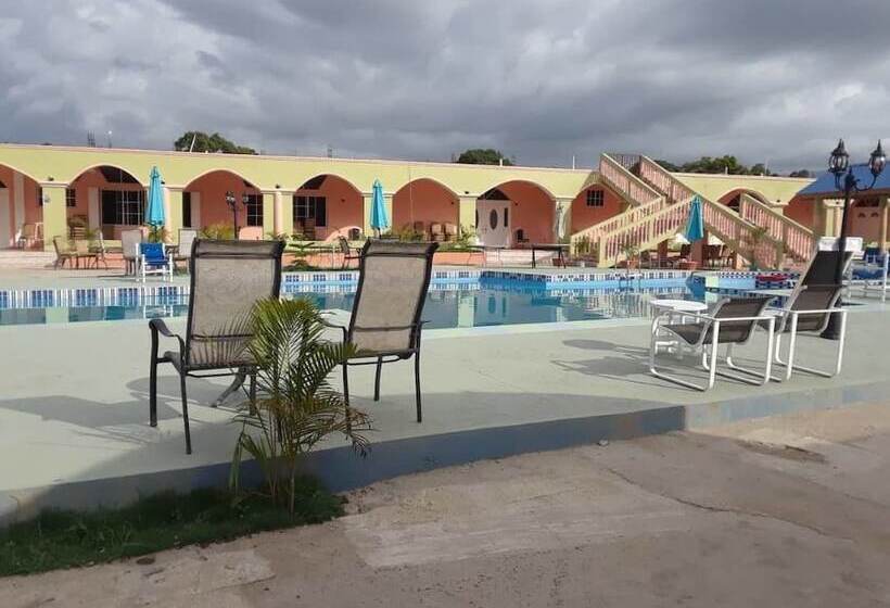 هتل Extravaganza Resort