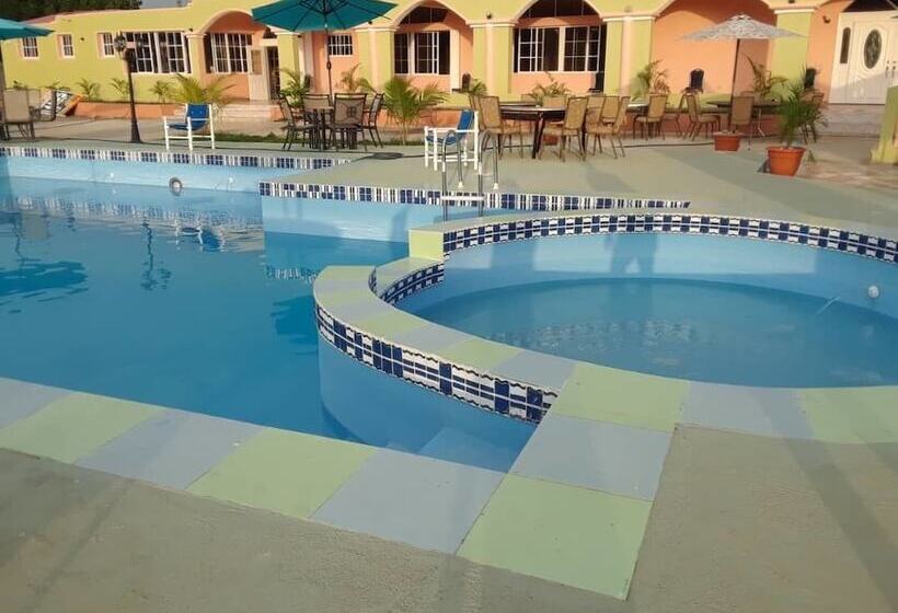 هتل Extravaganza Resort