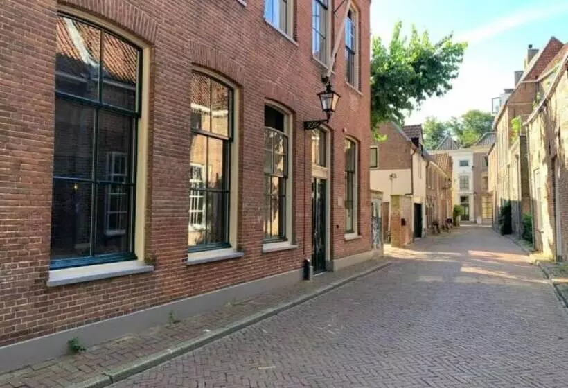 Hotelli Stadslogement Bij De Sassenpoort