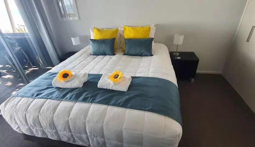 Lomakeskus Golden Bay Holiday Park