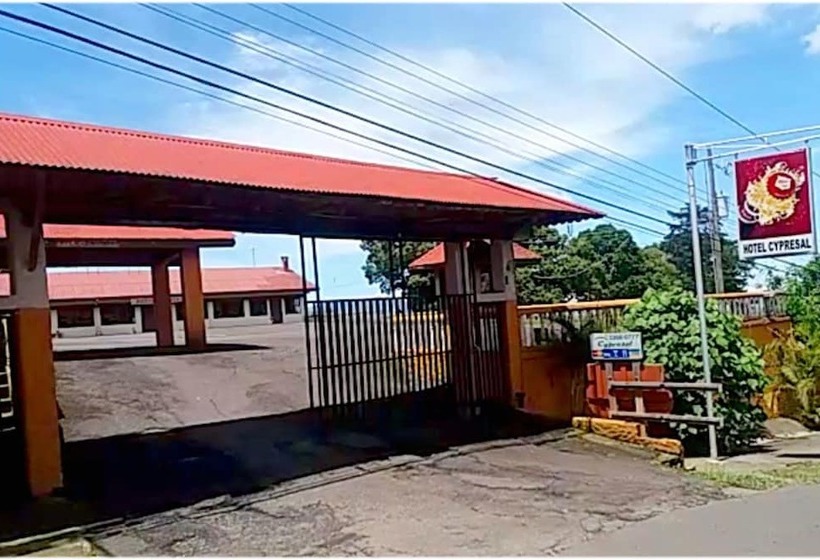 בית מלון כפרי Cypresal