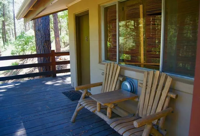 Hotelli Pendaries Village Lodge