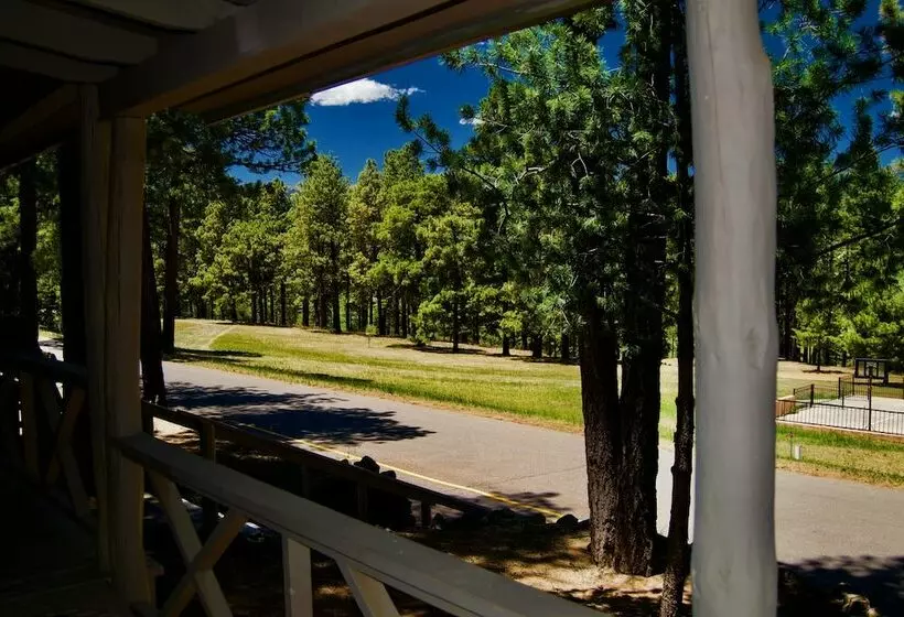 Hotelli Pendaries Village Lodge