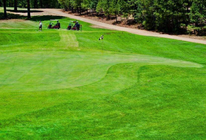 בית מלון כפרי Pendaries Village Lodge