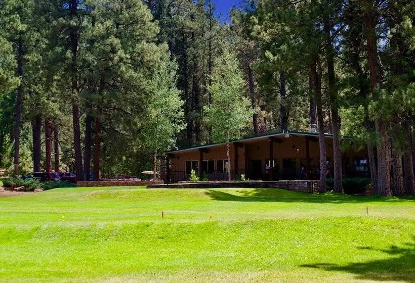 Hotelli Pendaries Village Lodge