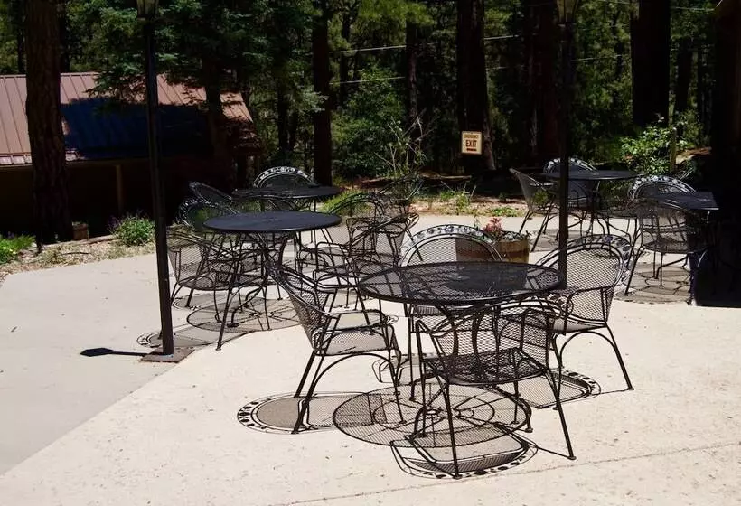 Hotelli Pendaries Village Lodge