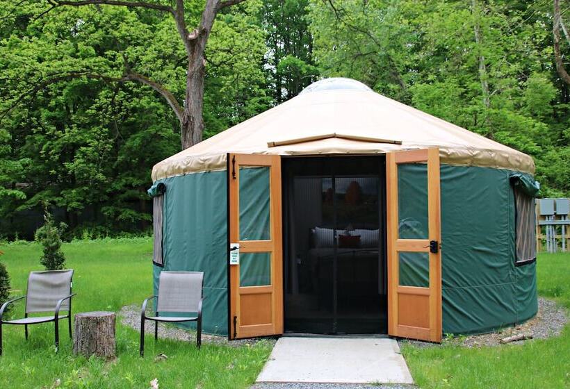 בית מלון כפרי Plum Point Lodge