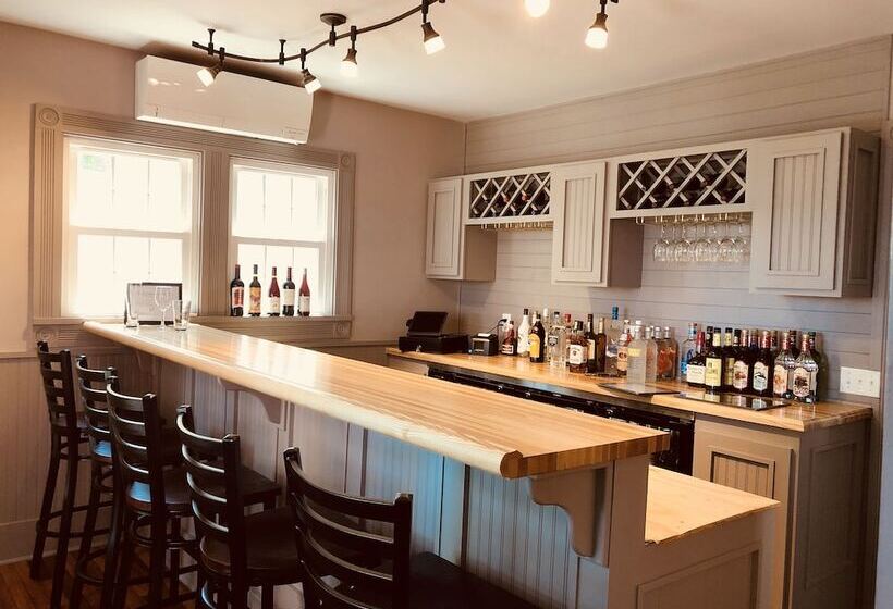 בית מלון כפרי Plum Point Lodge