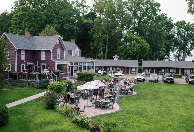 בית מלון כפרי Plum Point Lodge