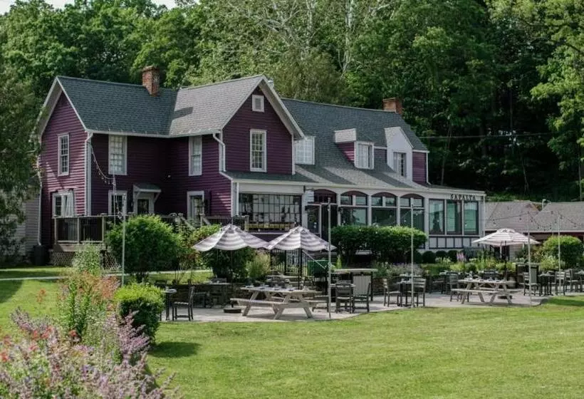 Hotelli Plum Point Lodge