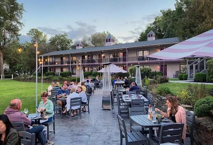 Hotelli Plum Point Lodge