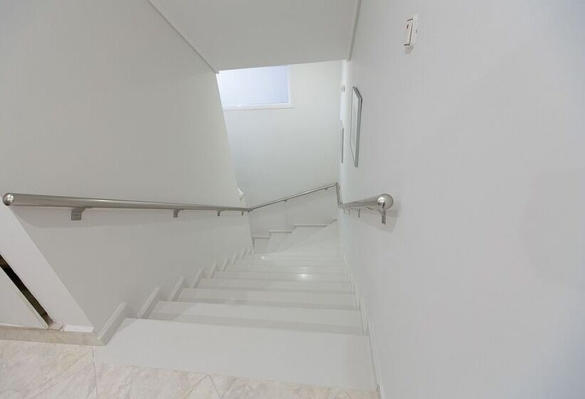 Pensió Flisvos Rooms