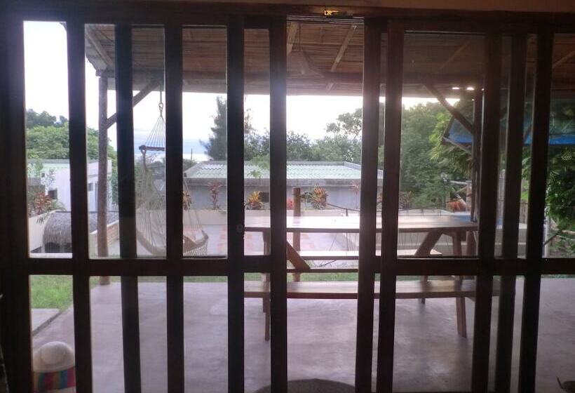 ホテル Charlie Suites Ayampe