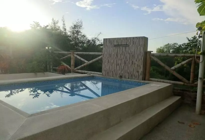 ホテル Charlie Suites Ayampe