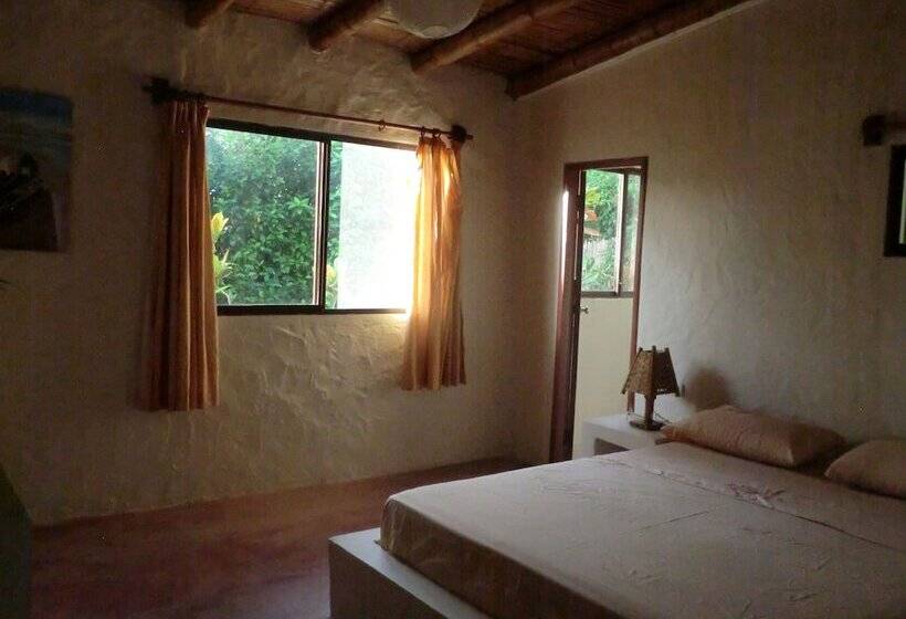 ホテル Charlie Suites Ayampe