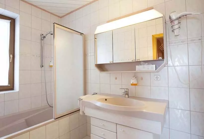 Hotelli Gasthof Einfalt