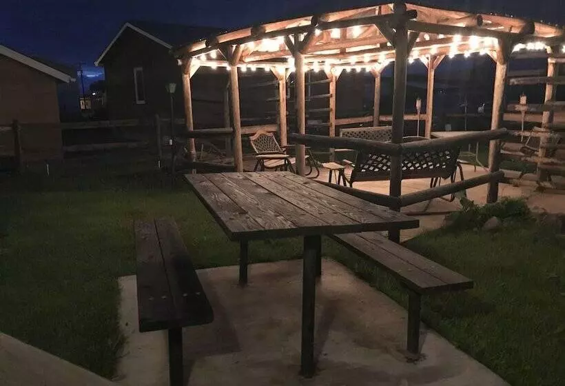 Tenderfoot Cabins & Motel