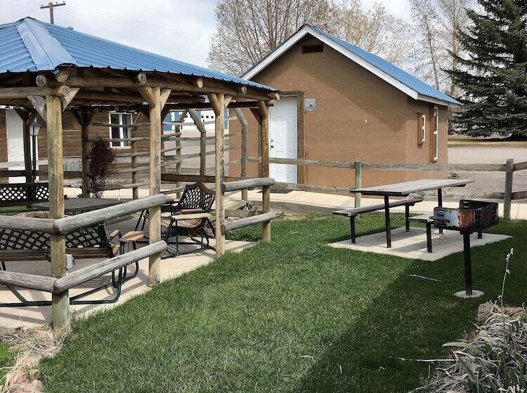 Tenderfoot Cabins & Motel