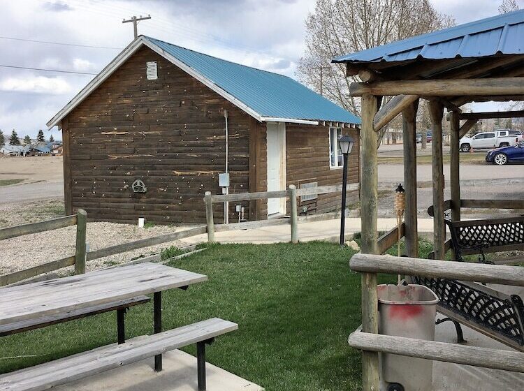 Tenderfoot Cabins & Motel