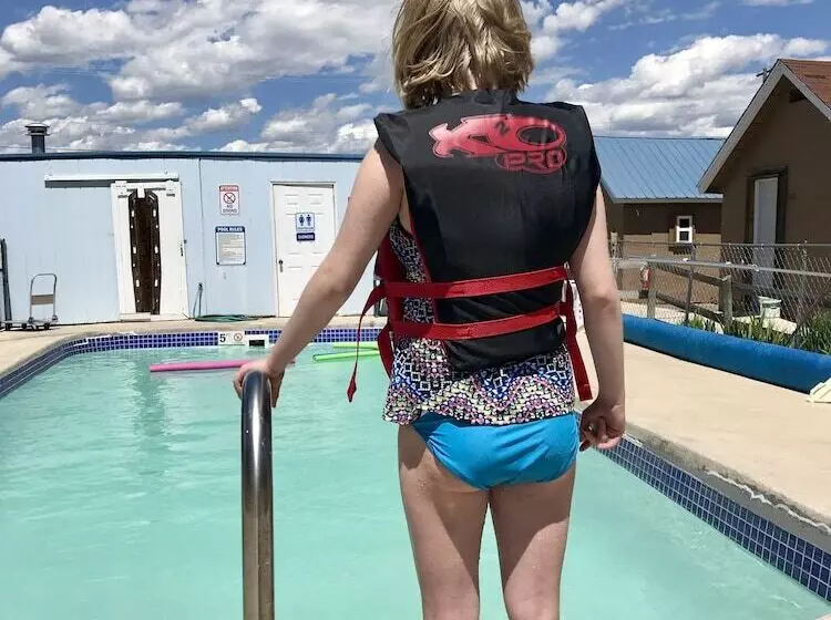 Tenderfoot Cabins & Motel