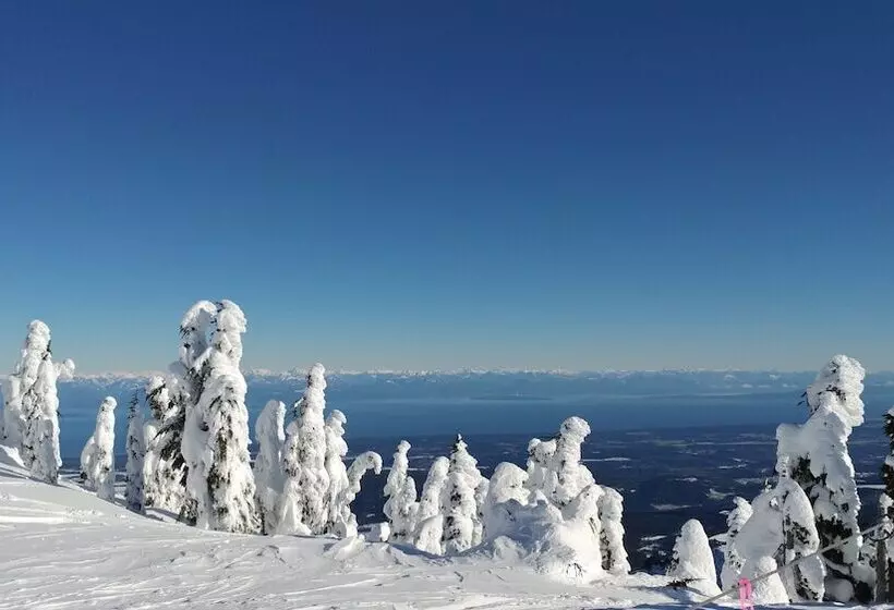 Aamiaismajoitus (B&B) Two Eagles Lodge