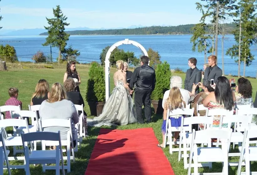 Aamiaismajoitus (B&B) Two Eagles Lodge