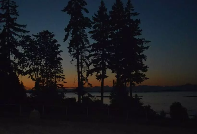 Aamiaismajoitus (B&B) Two Eagles Lodge