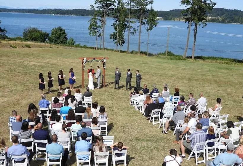 Aamiaismajoitus (B&B) Two Eagles Lodge