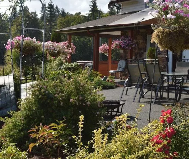 Aamiaismajoitus (B&B) Two Eagles Lodge