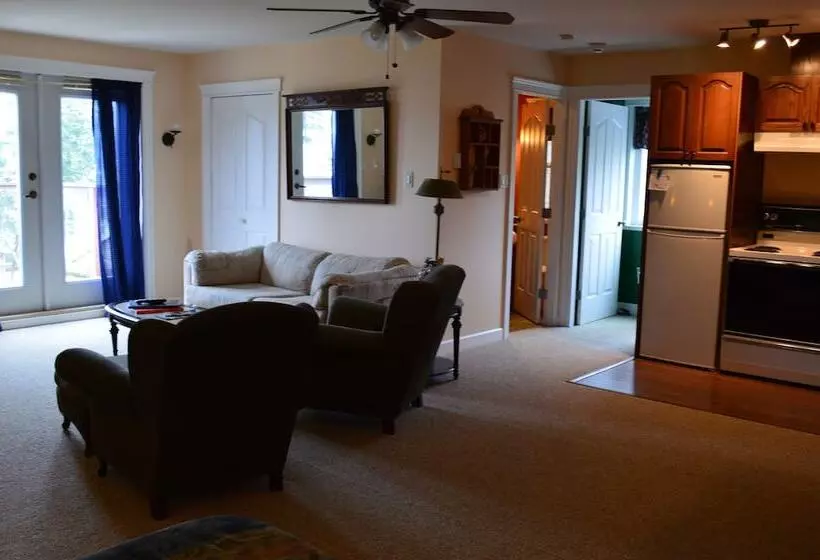 Aamiaismajoitus (B&B) Two Eagles Lodge