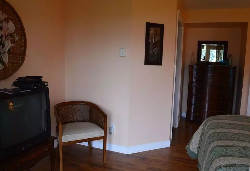 Aamiaismajoitus (B&B) Two Eagles Lodge