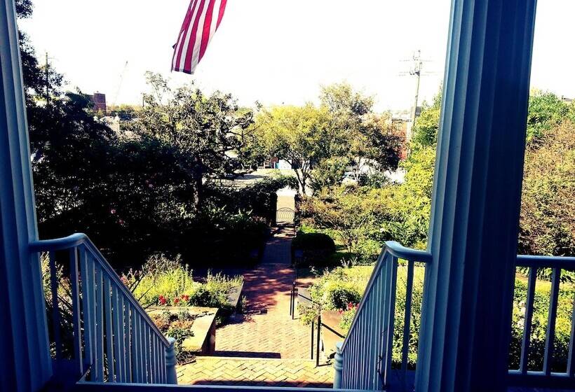 مسافرخانه City Club Of Wilmington