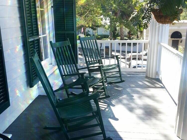 مسافرخانه City Club Of Wilmington