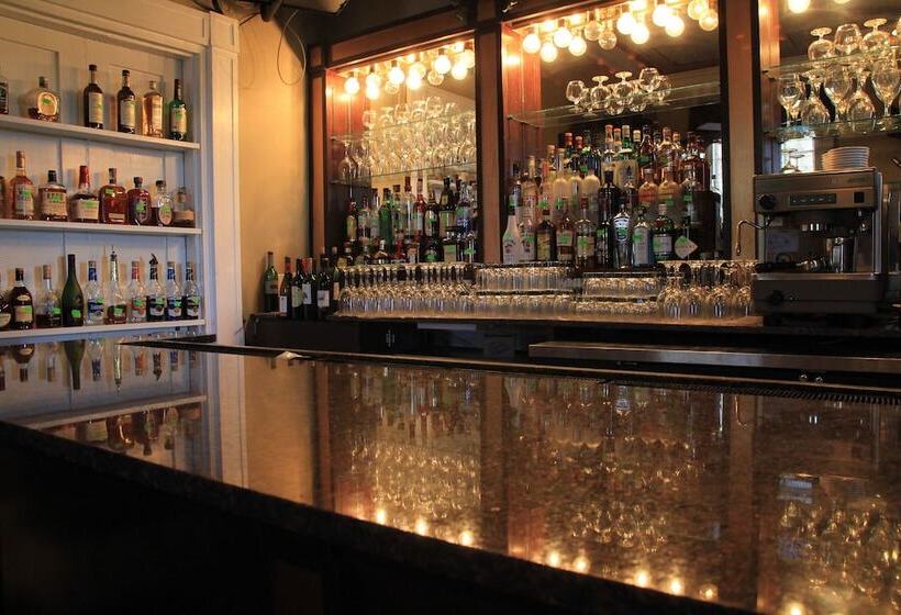 مسافرخانه City Club Of Wilmington